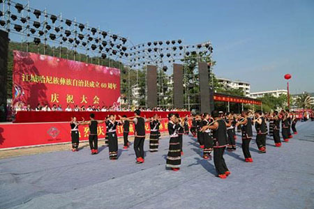 霓裳民族服飾——一城連三國的江城哈尼族彝族自治縣60周年慶典晚會(huì)舞臺(tái)民族服飾、演出服裝定制案例