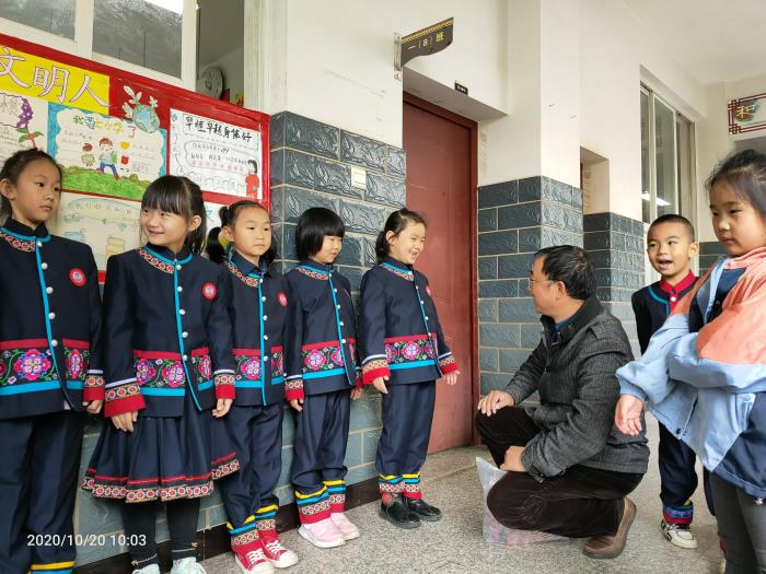 祿勸民族小學校服定制